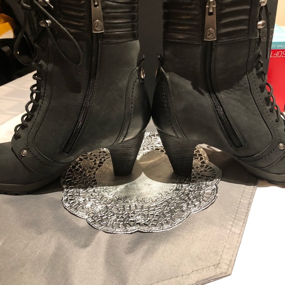 Boots - Picture 3 of 4